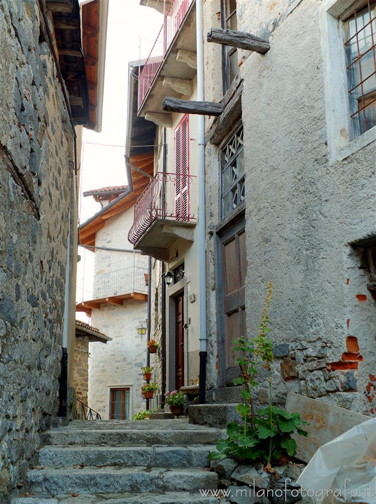 Campiglia Cervo (Biella, Italy) - Path between the houses of the fraction Sassaia